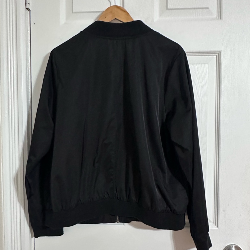 Torrid Black Bomber Jacket Size 1 Patch Graphic Tiger Lips Cherry Zip - Picture 3 of 11